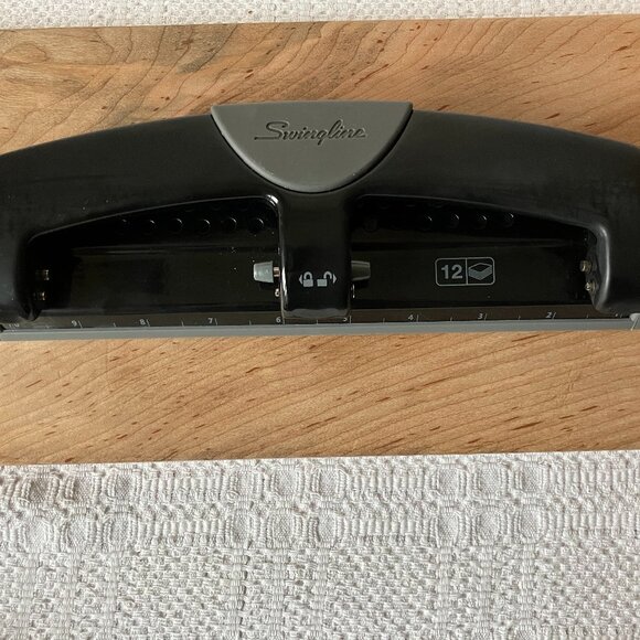 Swingline 3 Hole Punch Desktop Hole Puncher With Original Box - Picture 3 of 6